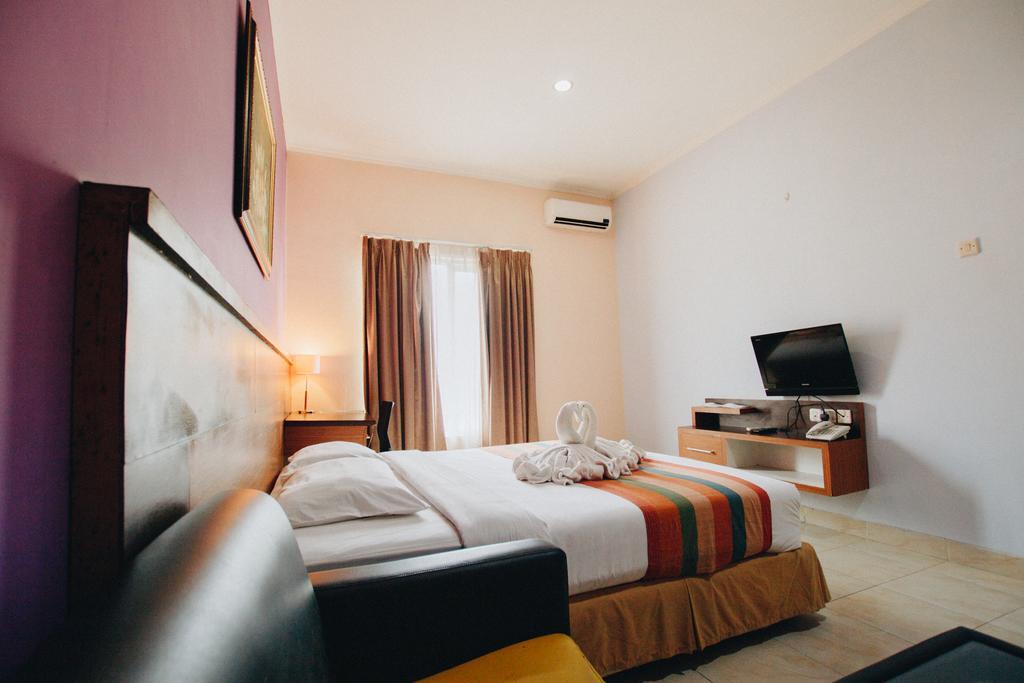 Pineapple Mansion Hotel Surakarta  Exterior photo